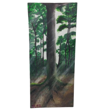 Im grünen Wald Hochformatiges Waldgemälde mit hohen Baumstämmen, grünen Baumkronen und dunklem Waldboden.