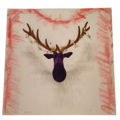 Der Hirsch mit dem großen Geweih Gemälde mit einem frontal dargestellten dunkelvioletten Hirschkopf und einem großen braunen Geweih auf hellem Hintergrund mit roten Struktur