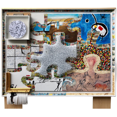 Objektcollage II Collageartige Objektarbeit mit farbigen Bildflächen, einer weißen reliefartigen Form, integrierten Zeichnungen und verschiedenen Materialien