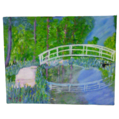 Die Brücke im Grünen Gemälde einer weißen geschwungenen Gartenbrücke über einem Teich, umgeben von üppigen grünen Pflanzen.