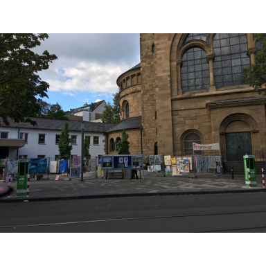 Ausstellung vor historischer Kulisse ledew-kunstprojekte-kunstausstellung-stadtplatz-02